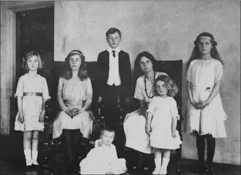 The Mitford children in 1921 Unity Pamela Deborah Tom Nancy Jessica and - фото 10