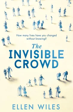 Ellen Wiles The Invisible Crowd обложка книги