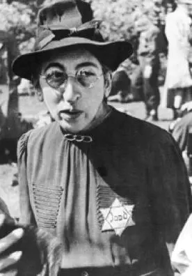 A Jewish lady in Amsterdam wearing a yellow star 1941 Bundesarchiv Bild - фото 7