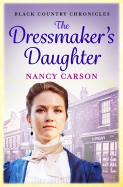Nancy Carson The Dressmaker’s Daughter обложка книги