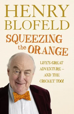 Henry Blofeld Squeezing the Orange обложка книги