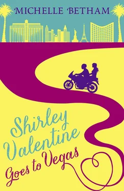 Michelle Betham Shirley Valentine Goes to Vegas обложка книги