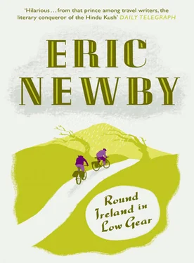 Eric Newby Round Ireland in Low Gear обложка книги