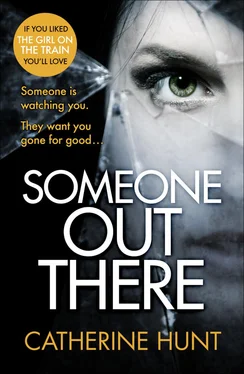 Catherine Hunt Someone Out There обложка книги