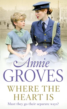 Annie Groves Where the Heart Is обложка книги