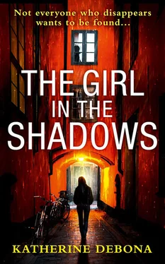 Katherine Debona The Girl in the Shadows обложка книги