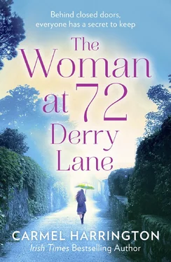 Carmel Harrington The Woman at 72 Derry Lane: A gripping, emotional page turner that will make you laugh and cry обложка книги