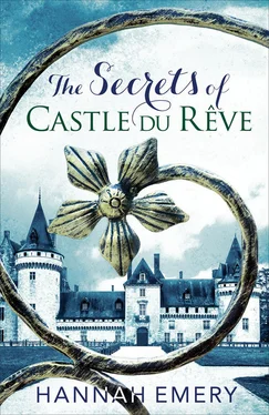 Hannah Emery The Secrets of Castle Du Rêve: A thrilling saga of three women’s lives tangled together in a web of secrets обложка книги