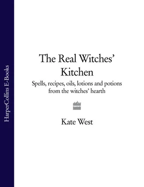 Kate West The Real Witches’ Kitchen: Spells, recipes, oils, lotions and potions from the Witches’ Hearth обложка книги