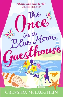 Cressida McLaughlin The Once in a Blue Moon Guesthouse: The perfect feelgood romance обложка книги