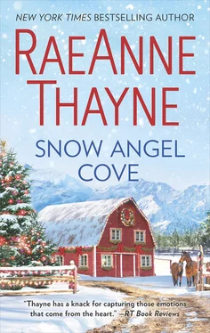 RaeAnne Thayne Snow Angel Cove: An uplifting, feel-good small town romance for Christmas 2018 обложка книги