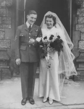 Johnny and Gwyn Johnson on their wedding day Johnny Johnson and the rest - фото 7