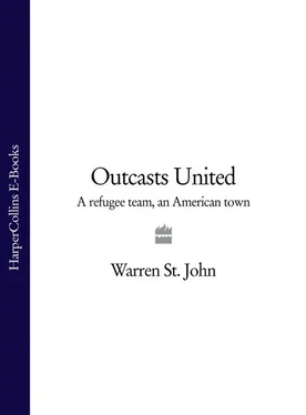 Warren John Outcasts United: A Refugee Team, an American Town обложка книги