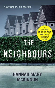 Hannah McKinnon The Neighbours: A gripping, addictive novel with a twist that will leave you breathless обложка книги