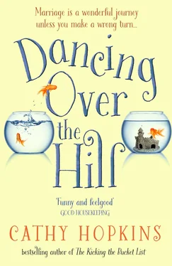 Cathy Hopkins Dancing Over the Hill: The new feel good comedy from the author of The Kicking the Bucket List обложка книги