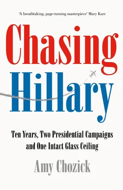 Amy Chozick Chasing Hillary: Ten Years, Two Presidential Campaigns and One Intact Glass Ceiling обложка книги