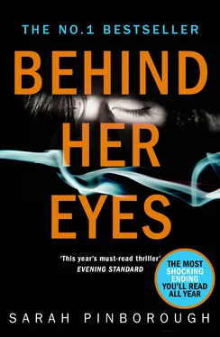 Sarah Pinborough Behind Her Eyes: The Sunday Times #1 best selling psychological thriller обложка книги