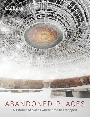 Richard Happer Abandoned Places: 60 stories of places where time stopped обложка книги