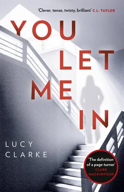 Lucy Clarke You Let Me In: The most chilling, unputdownable page-turner of 2018 обложка книги