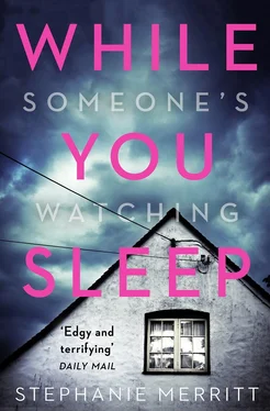 Stephanie Merritt While You Sleep: A chilling, unputdownable psychological thriller that will send shivers up your spine! обложка книги