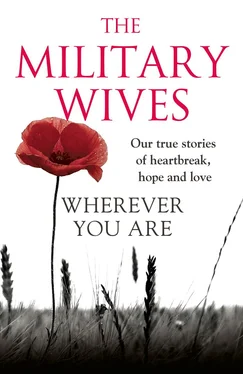 The Wives Wherever You Are: The Military Wives: Our true stories of heartbreak, hope and love обложка книги