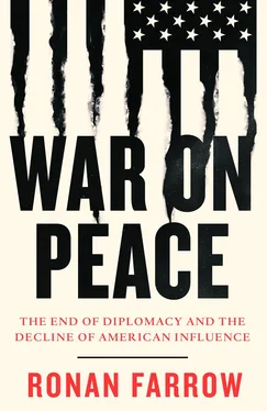 Ronan Farrow War on Peace: The End of Diplomacy and the Decline of American Influence обложка книги