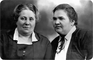 From left Carolina Til the housekeeper and the nanny Alexandra Andreevna - фото 9