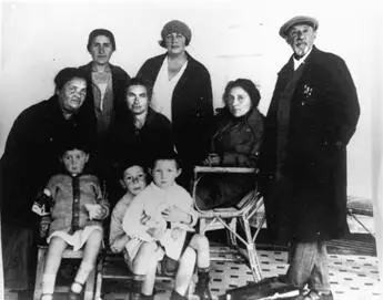 Family group c 1930 Standing from left Mariko and Maria Svanidze Stalins - фото 5