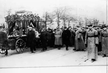 Mourners walk alongside Nadyas coffin during the procession to Novodevichy - фото 13