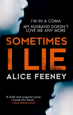 Alice Feeney Sometimes I Lie: A psychological thriller with a killer twist you'll never forget обложка книги