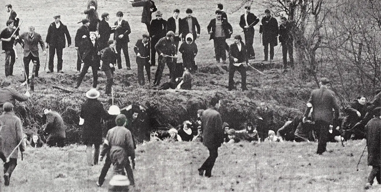 The ambush at Burntollet Bridge As marchers fled into the fields they were - фото 5