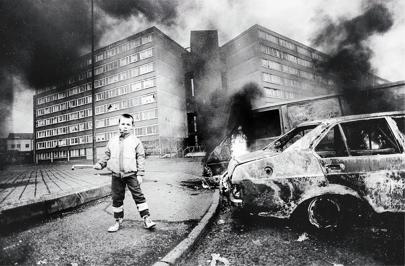 Child with burning cars Divis Flats Belfast Jez CoulsonInsightVisual 1 - фото 3