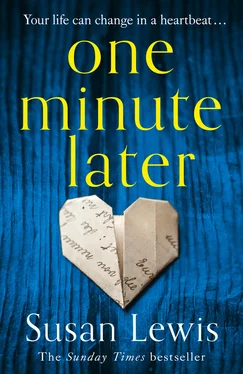 Susan Lewis One Minute Later: Behind every secret is a story, the emotionally gripping new book from the bestselling author обложка книги