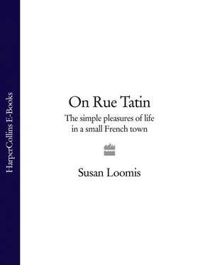 Susan Loomis On Rue Tatin: The Simple Pleasures of Life in a Small French Town обложка книги