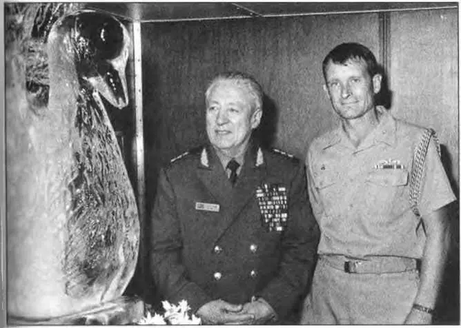 И гостях у военнослужащих Великобритании на борту военного корабля 1989 г - фото 4
