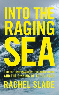 Rachel Slade Into the Raging Sea: Thirty-three mariners, one megastorm and the sinking of El Faro обложка книги
