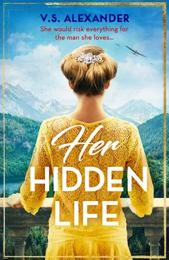 V.S. Alexander Her Hidden Life: A captivating story of history, danger and risking it all for love обложка книги