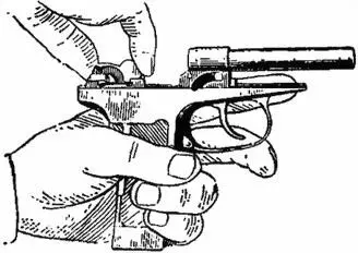 Рис 13Отделение курка от рамки 5 Отделить спусковую тягу с рычагом взвода от - фото 13