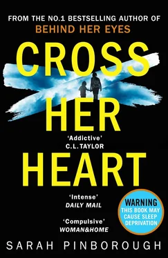 Sarah Pinborough Cross Her Heart: The gripping new psychological thriller from the #1 Sunday Times bestselling author обложка книги