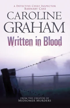 Caroline Graham Written in Blood обложка книги