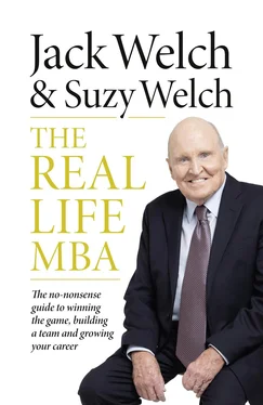 Jack Welch The Real-Life MBA: The no-nonsense guide to winning the game, building a team and growing your career обложка книги