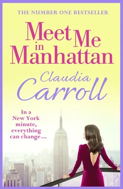 Claudia Carroll Meet Me In Manhattan обложка книги