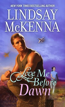 Lindsay McKenna Love Me Before Dawn обложка книги