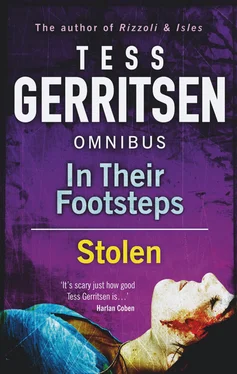 Tess Gerritsen In Their Footsteps / Stolen: In Their Footsteps / Stolen обложка книги