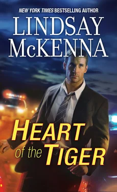 Lindsay McKenna Heart Of The Tiger обложка книги