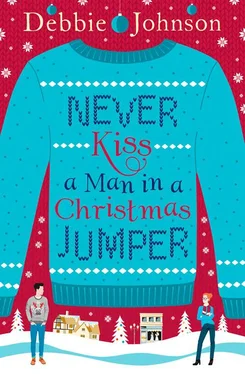 Debbie Johnson Never Kiss a Man in a Christmas Jumper обложка книги
