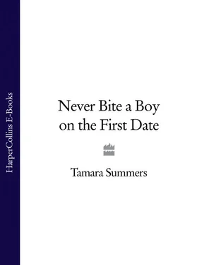 Tamara Summers Never Bite a Boy on the First Date обложка книги