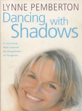 Lynne Pemberton Dancing With Shadows обложка книги