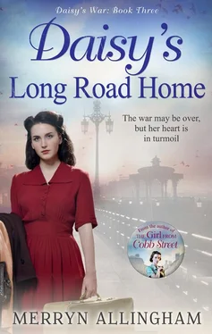 Merryn Allingham Daisy's Long Road Home обложка книги