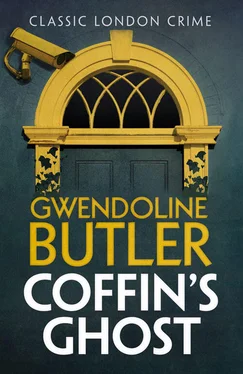 Gwendoline Butler Coffin’s Ghost обложка книги